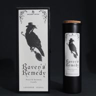 Bougie rituelle Raven's Remedy et boîte cadeau en forme de corbeau sur un fond noir