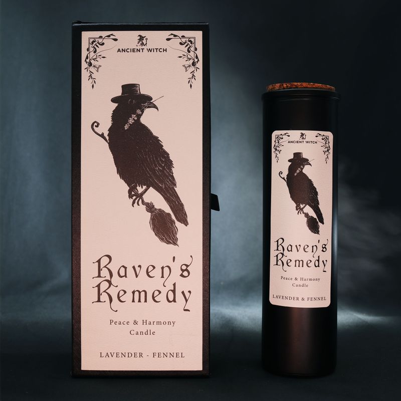 Bougie rituelle Raven's Remedy présentée avec son emballage illustré