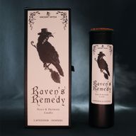 Bougie rituelle Raven's Remedy présentée avec son emballage illustré