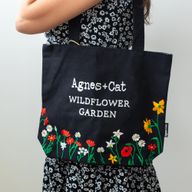 Tote Bag en Coton Noir – Broderie Jardin de Fleurs Sauvages (Fleurs Rouges)