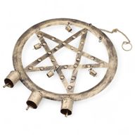 Carillons Indiens – Pentagone en Fer avec Cloches de Vache – 25x49 cm