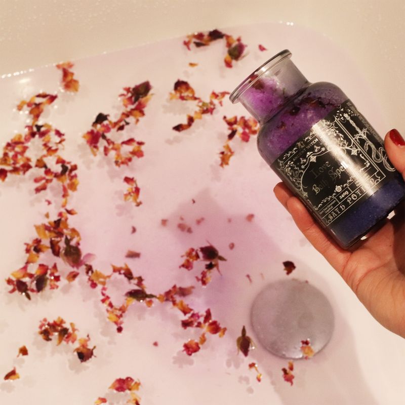 Potion De Bain De Sorcière Ancienne & Amulette En Quartz Rose - Amour