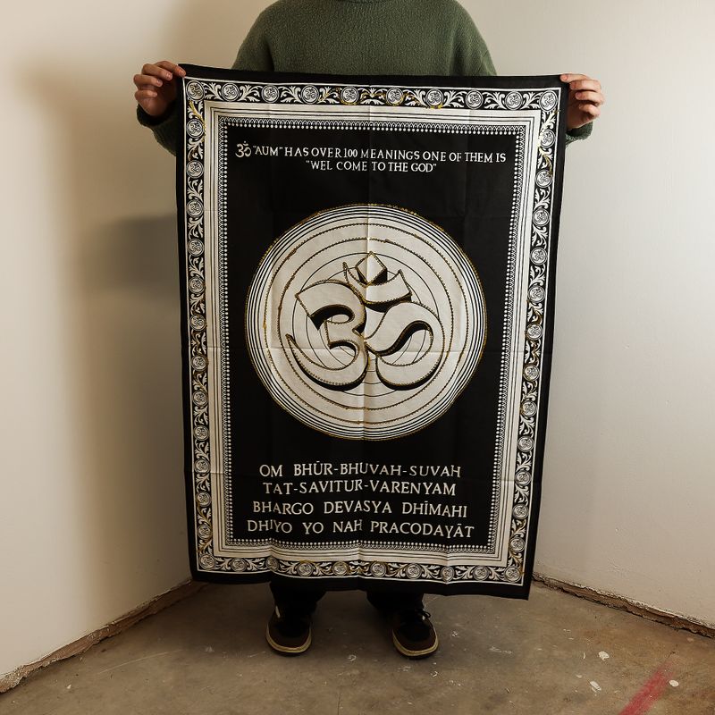 Art Mural En Coton (70x110cm) - Om - Bienvenue Au Dieu