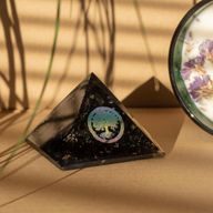 Petite Pyramide en Orgonite 5,5 x 4,5 cm – Arbre de Vie – Pépites de Tourmaline Noire