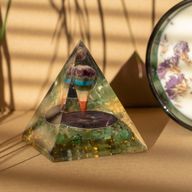 Pyramide d’Orgonite Moyenne 7 x 6 cm – Pendule – Pépites d’Aventurine Verte