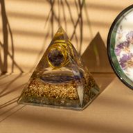 Pyramide d’Orgonite Moyenne 7 x 6 cm – Améthyste Enveloppée – Pépites de Cuivre