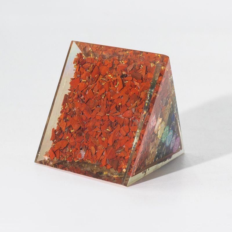 Pyramide d’Orgonite Moyenne 7 x 6 cm – Barres de Cuivre – Pépites des 7 Chakras