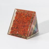 Pyramide d’Orgonite Moyenne 7 x 6 cm – Barres de Cuivre – Pépites des 7 Chakras