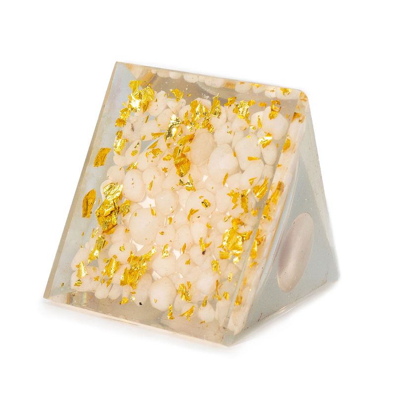 Pyramide d’Orgonite Moyenne 7 x 6 cm – Sphère de Quartz Flottante – Morceaux de Quartz