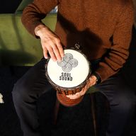 Djembé Pro Moyen – Vibration d’Âme (grave) – Moyen 40 cm (Diia 18 cm)