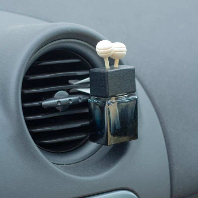 Flacons Diffuseurs Noirs à Clipser Pour Voiture – 8 ml – 3 Designs Assortis