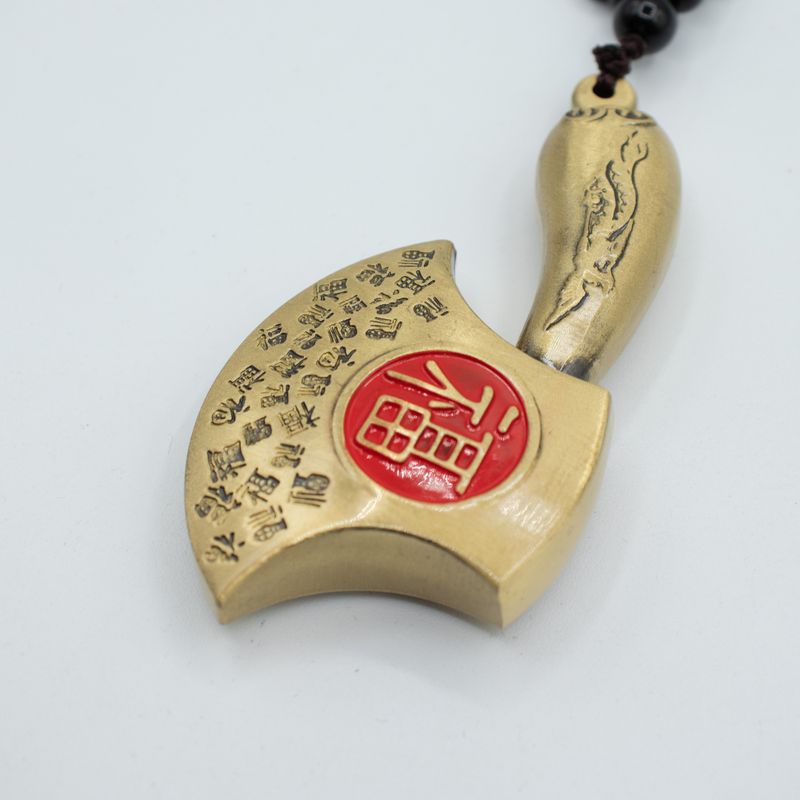 Feng Shui Suspendu – Hache Chassant les Obstacles