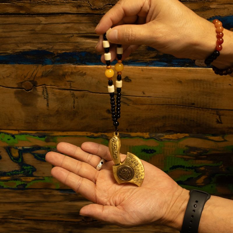 Feng Shui Suspendu – Hache Chassant les Obstacles