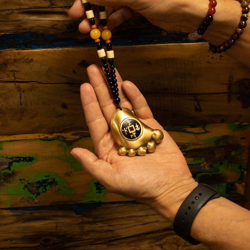 Feng Shui Suspendu – Amulette Pas Vers la Richesse