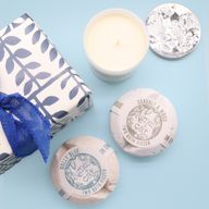 Coffret Cadeau – Violette de Parme (Bougie) + Sel Marin et Mousse & Dolly Blue (Galets Effervescents)