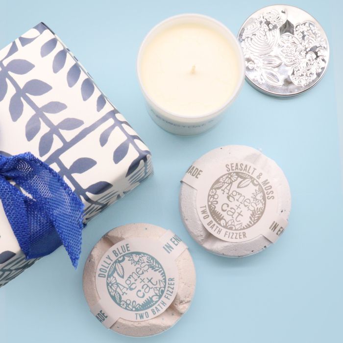 Coffret Cadeau – Violette de Parme (Bougie) + Sel Marin et Mousse & Dolly Blue (Galets Effervescents)