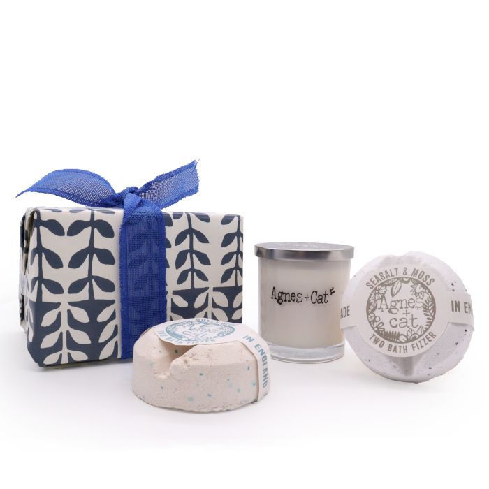 Coffret Cadeau – Violette de Parme (Bougie) + Sel Marin et Mousse & Dolly Blue (Galets Effervescents)