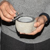 Pot d’Ancrage en Pierre de Rivière – Petit (env. 9x7 cm)