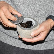Pot d’Ancrage en Pierre de Rivière – Petit (env. 9x7 cm)