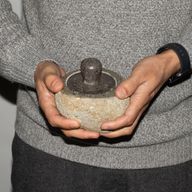 Pot d’Ancrage en Pierre de Rivière – Moyen (env. 12x8 cm)