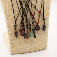 Colliers Cordon avec Pendentifs en Pierre – Collection Iconique (assortie)