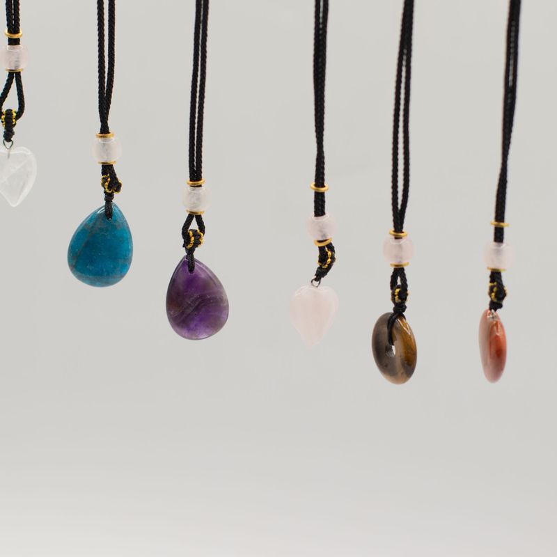 Colliers Cordon avec Pendentifs en Pierre – Collection Cœurs (assortie)