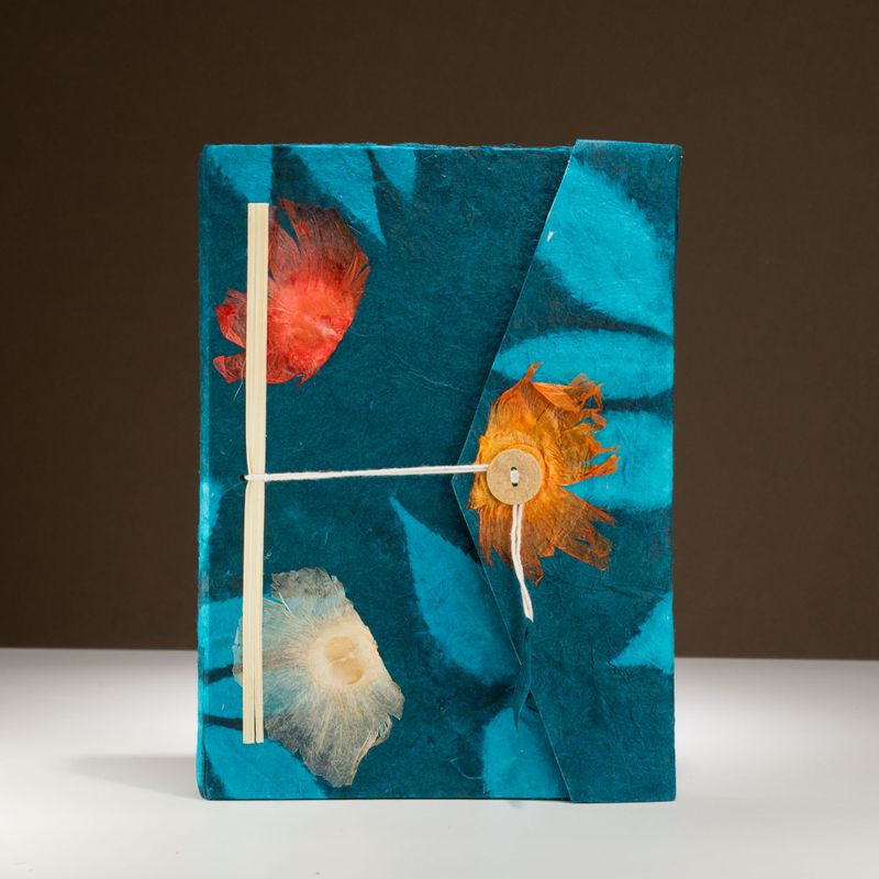 Grand Carnet Lokta en Papier Bold Floral – Bleu Nuit – avec Marque-page