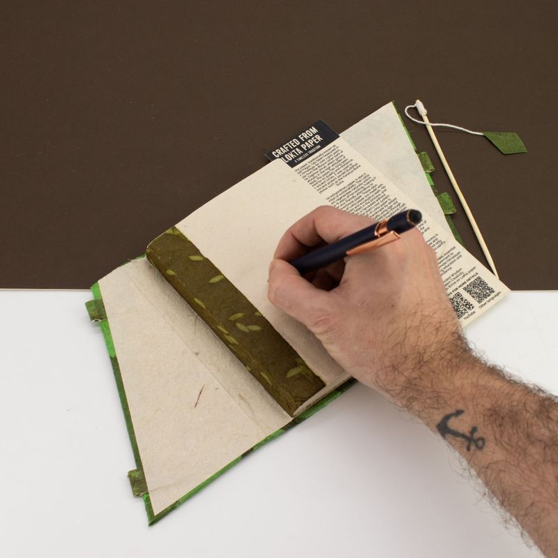 Carnet Moyen Lokta en Papier Bold Floral avec Fermeture Bambou – Vert Mousse
