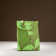 Carnet Moyen Lokta en Papier Bold Floral avec Fermeture Bambou – Vert Mousse