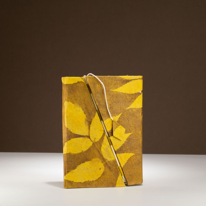Carnet Moyen Lokta en Papier Bold Floral avec Fermeture Bambou – Moutarde
