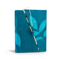 Carnet Moyen Lokta en Papier Bold Floral avec Fermeture Bambou – Bleu Nuit