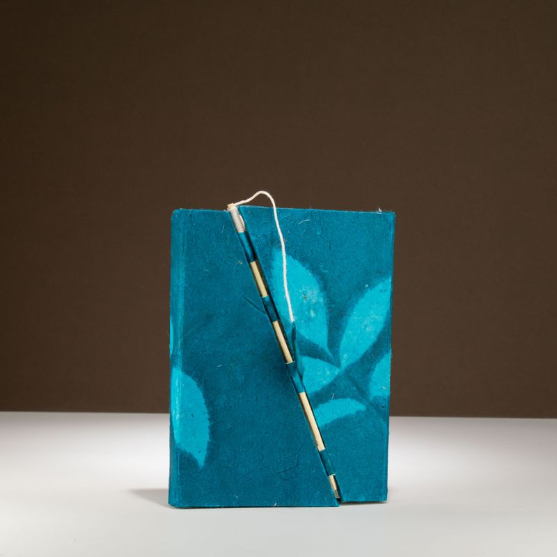 Carnet Moyen Lokta en Papier Bold Floral avec Fermeture Bambou – Bleu Nuit