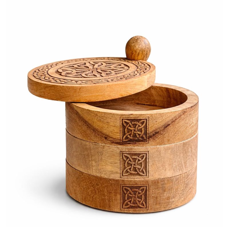 Boîte Tournante à Trois étages gravée d'un Motif Celtique