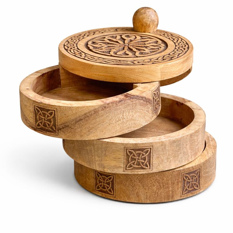Boîte Tournante à Trois étages gravée d'un Motif Celtique