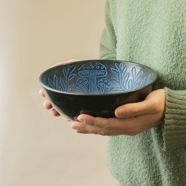 Bol Chantant en Fonte – Champignon Magique- Bleu (20 cm)