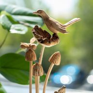 Sculpture Artisanale en Bois de Parasite - Oiseau et Abeille sur des Champignons