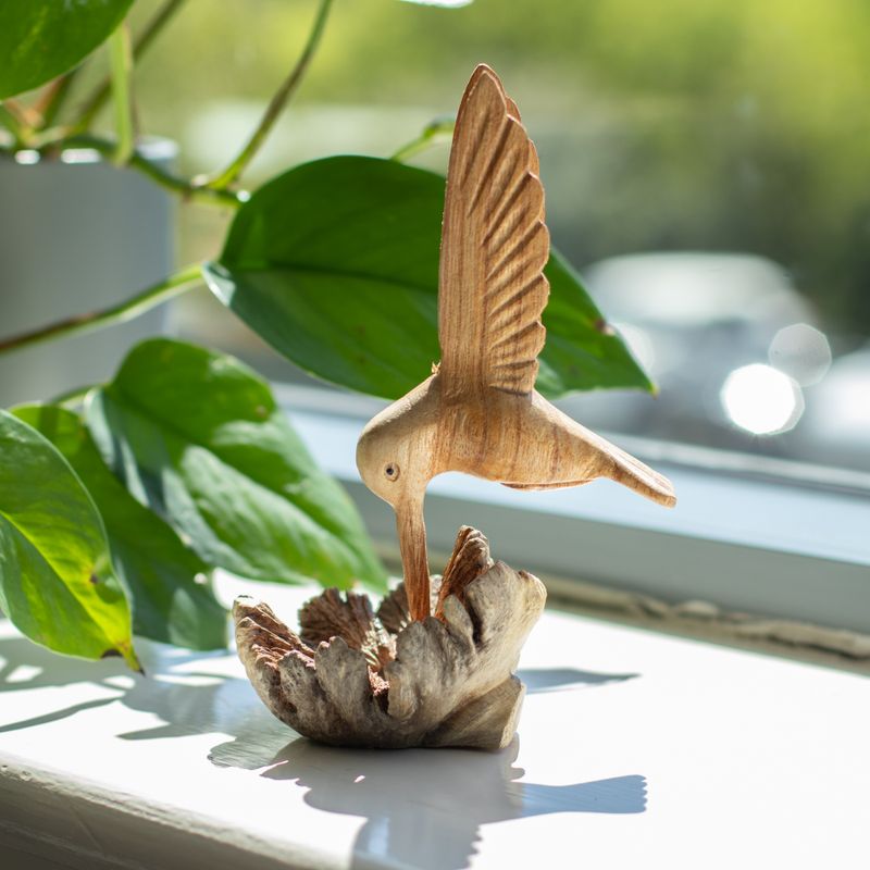 Sculpture Artisanale en Bois de Parasite - Colibri Buvant du Nectar