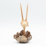 Sculpture Artisanale en Bois de Parasite - Colibri Buvant du Nectar