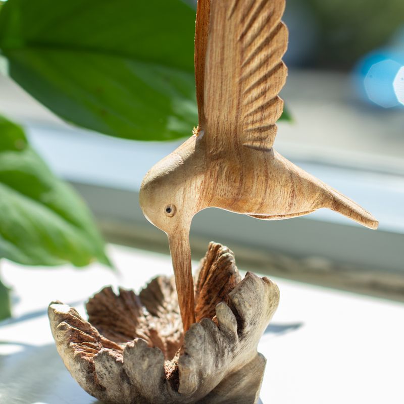 Sculpture Artisanale en Bois de Parasite - Colibri Buvant du Nectar
