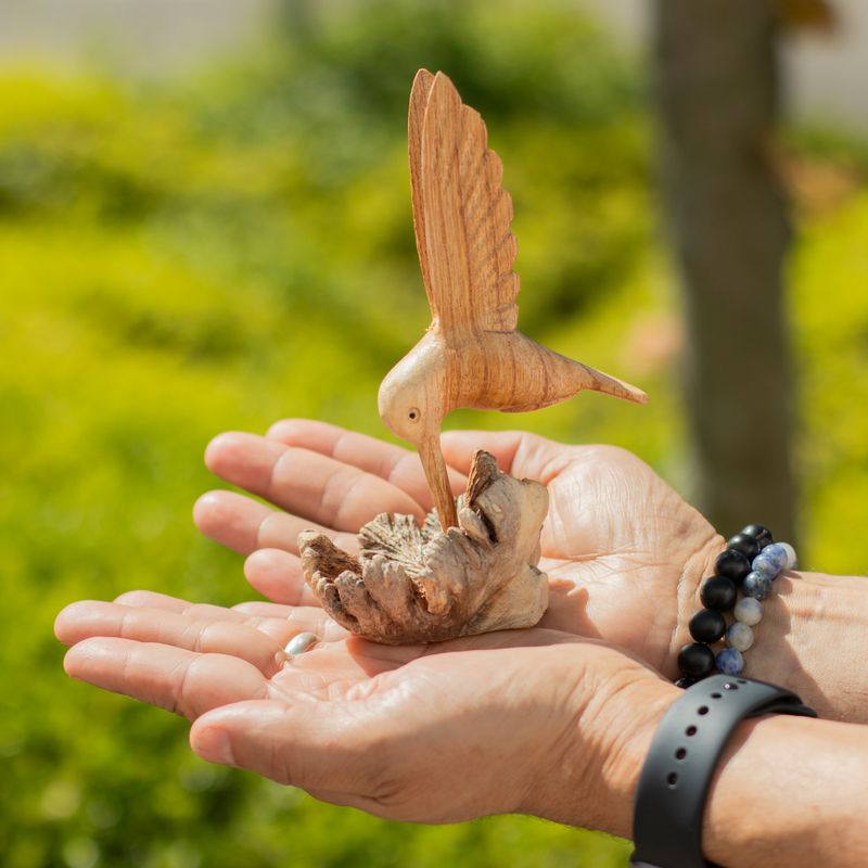 Sculpture Artisanale en Bois de Parasite - Colibri Buvant du Nectar