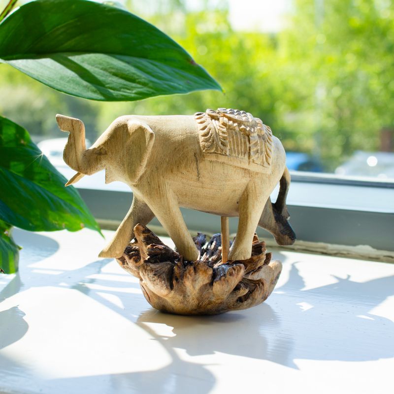 Sculpture Artisanale en Bois de Parasite - Éléphant marchant