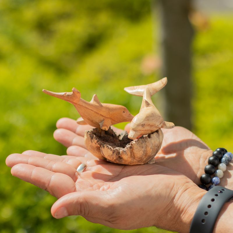 Sculpture Artisanale en Bois de Parasite - Dauphins Joueurs