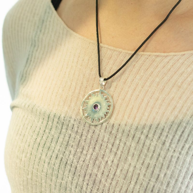 Pendentifs dévotionnels indiens - plaqué argent (cordon de 45 cm) - Améthyste d’adoration du soleil
