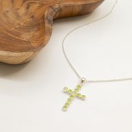 Pendentifs dévotionnels indiens - plaqué argent (chaîne de 45 cm) - crucifix en péridot