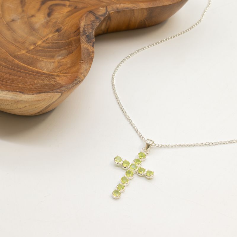 Pendentifs dévotionnels indiens - plaqué argent (chaîne de 45 cm) - crucifix en péridot