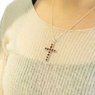 Pendentifs dévotionnels indiens - Plaqué argent (chaîne de 45 cm) - Crucifix en grenat