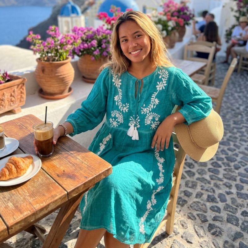 (M-L) Nomad Sari dans la Collection Med - Robe - turquoise avec broderie et pompon