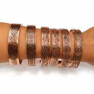 Bracelets en cuivre massif de la gamme médiévale avec gravures d'affirmations (variés)