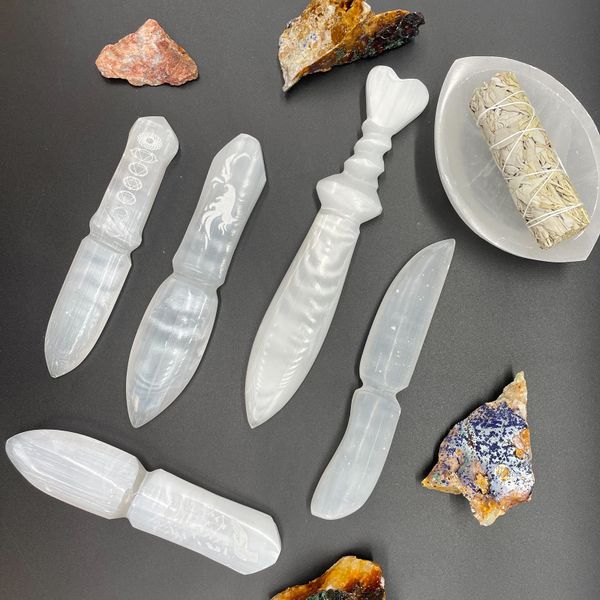 Couteau de cérémonie en sélénite