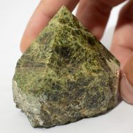 Lot de Pointes de Pierres Naturelles Polies – Épidote Grade A (environ 5 à 6 pièces)